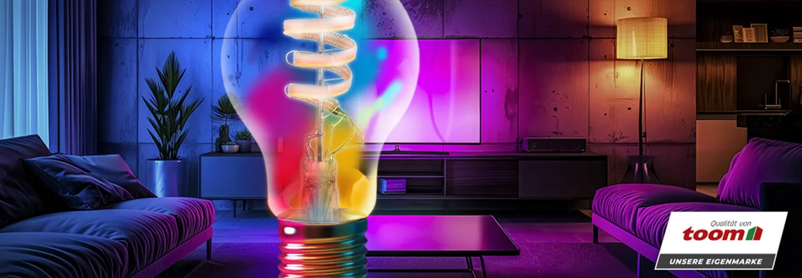 Wohnzimmer mit bunter Glühbirne